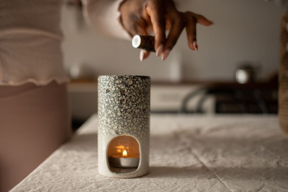 Aroma diffuser met frisse ochtendgeuren op nachtkastje. Aroma diffuser met frisse ochtendgeuren op nachtkastje.