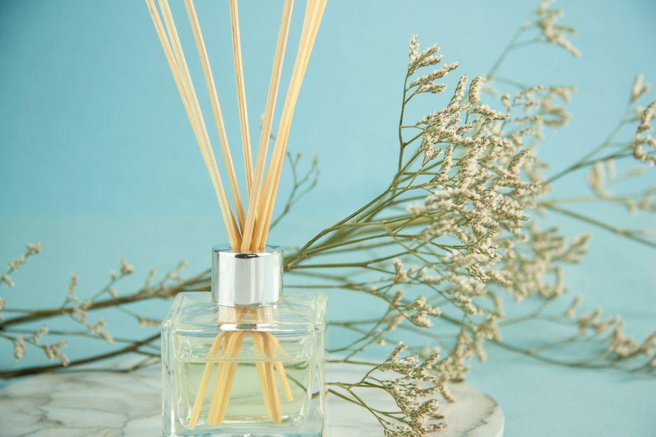 Verlichte aroma diffuser naast ochtendmeditatiehoek. Verlichte aroma diffuser naast ochtendmeditatiehoek.