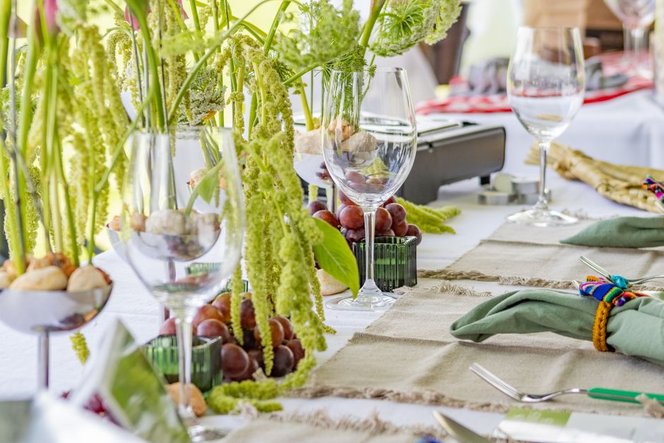 Houten tafel met wilde bloemen en groen.