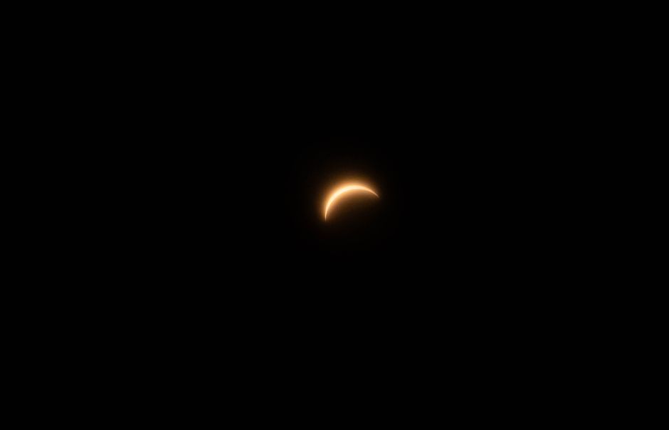 Zonsverduistering inspireert zacht maanlicht in woonkamer.