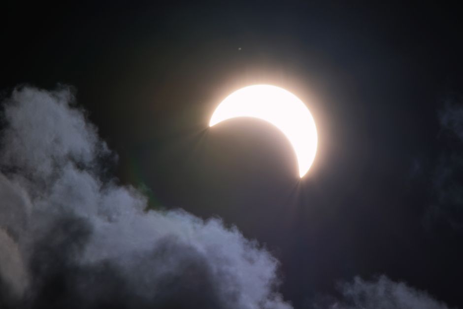 Zonsverduistering vervangt lampen door magisch maanlicht.