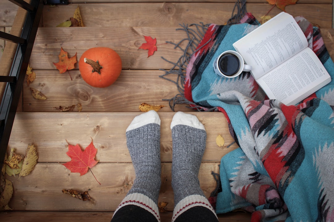Mensen oogsten groenten in een herfsttuin.