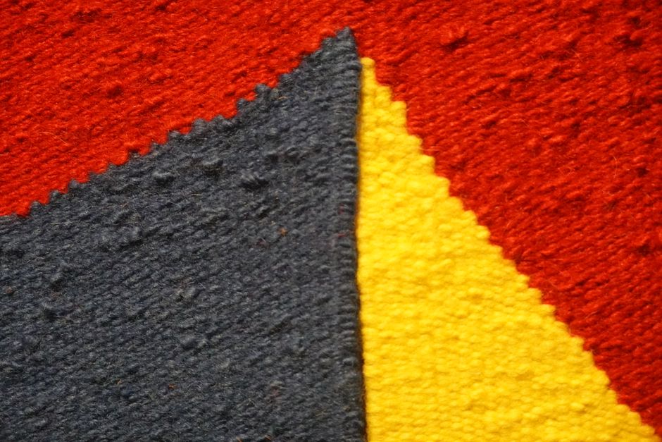 Kleurrijke geometrische patronen in modern textiel.