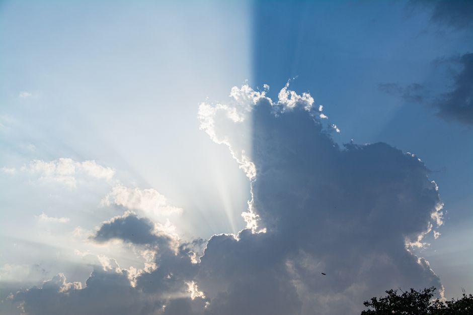 Zonsondergang beïnvloedt herfststemming door licht.