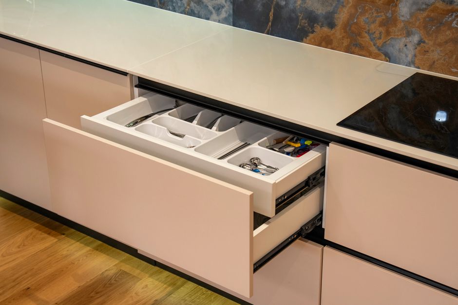 Efficiënte keukenindeling met innovatieve modules. Efficiënte keukenindeling met innovatieve modules.