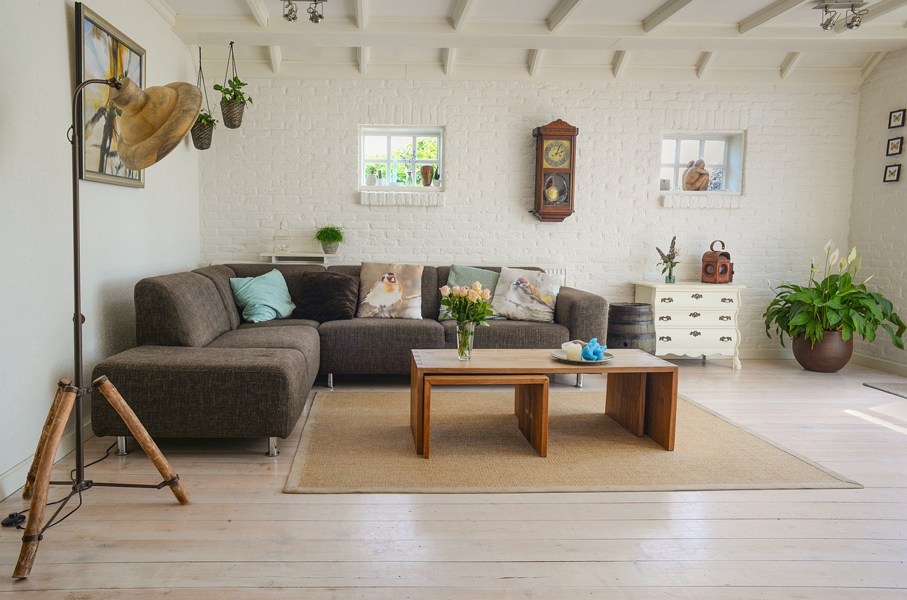 Oude houten tafel met moderne stoelen eromheen. Oude houten tafel met moderne stoelen eromheen.