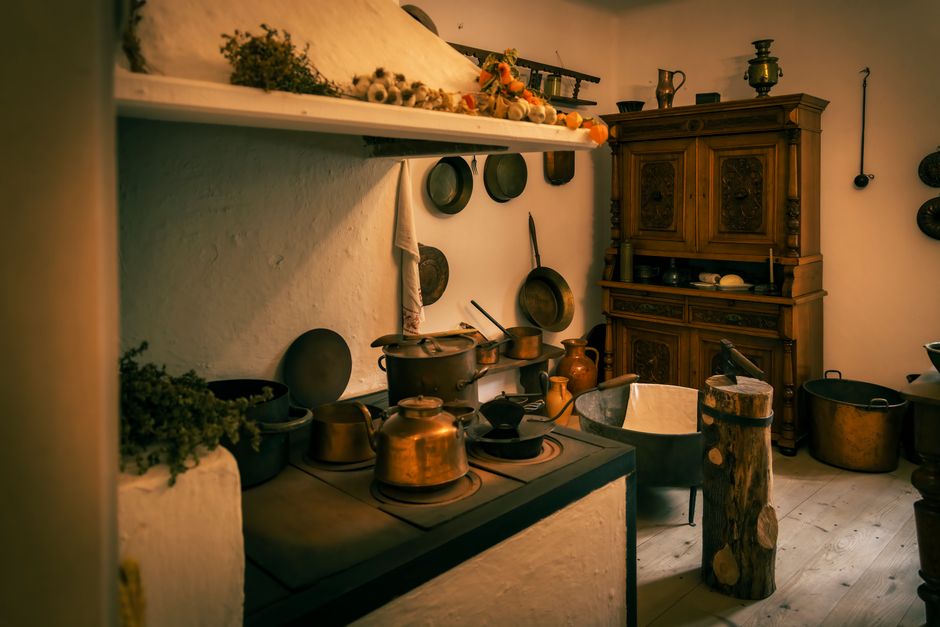 Klassieke kroonluchter in eigentijdse keukenomgeving. Klassieke kroonluchter in eigentijdse keukenomgeving.