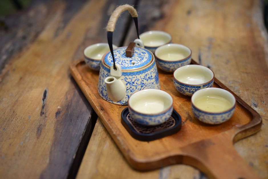 Theeritueel met sfeervolle theepot en kaarsen.