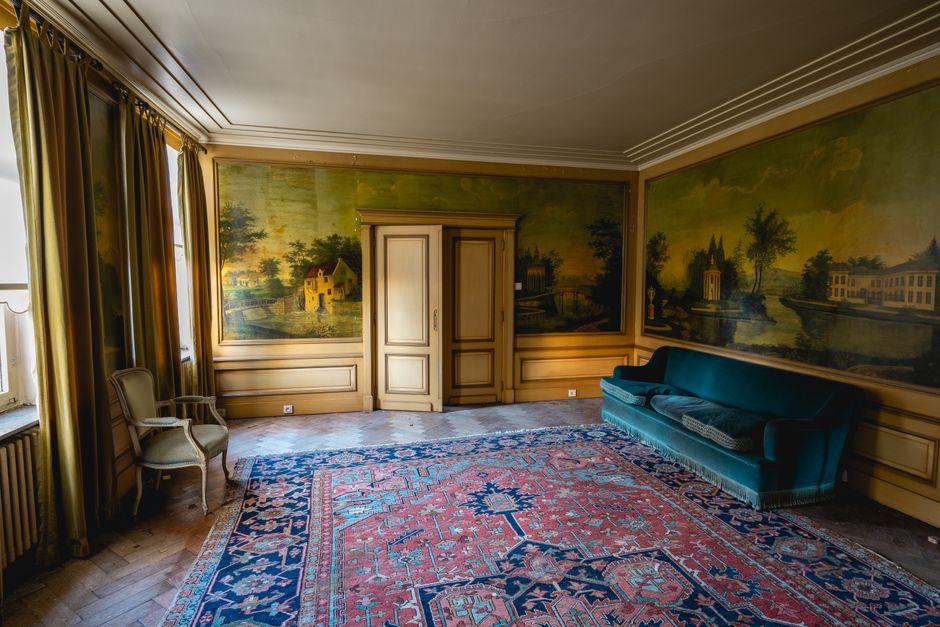 Herfstinterieur met aanpasbare fauteuils en tafels. Herfstinterieur met aanpasbare fauteuils en tafels.