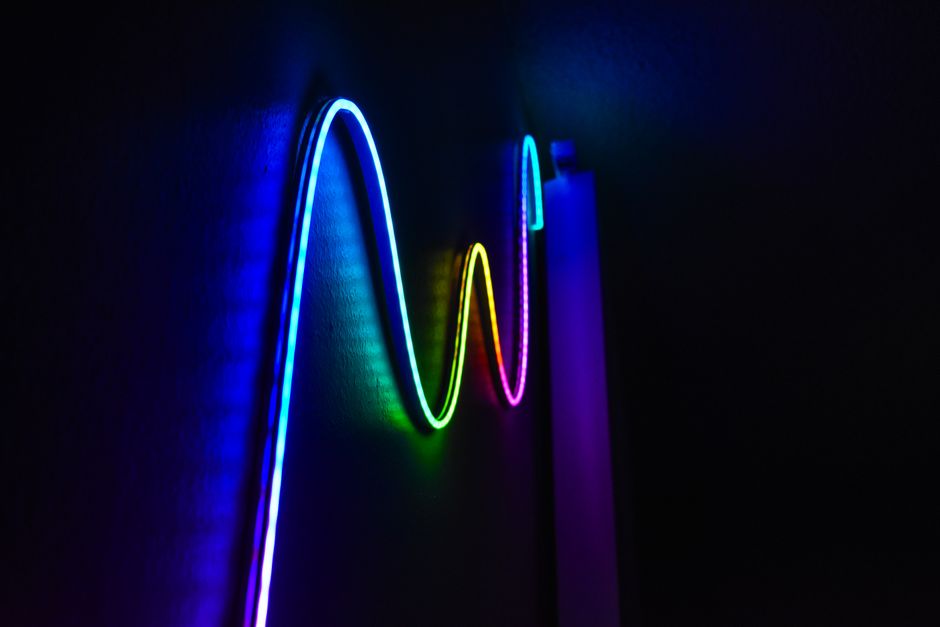 Creatieve LED-strip installatie in de keuken.
